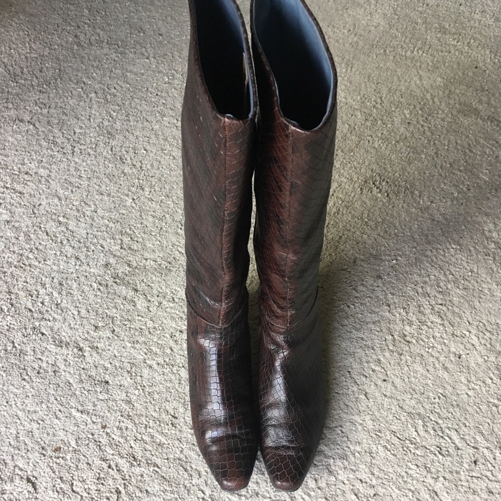 farylrobin faux brown crocodile low heel boots; 7